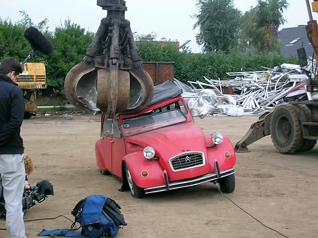 man bijt hond citroen 2cv